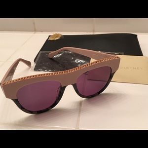 Stella McCartney’s D Frame Chain Trimmed  🕶